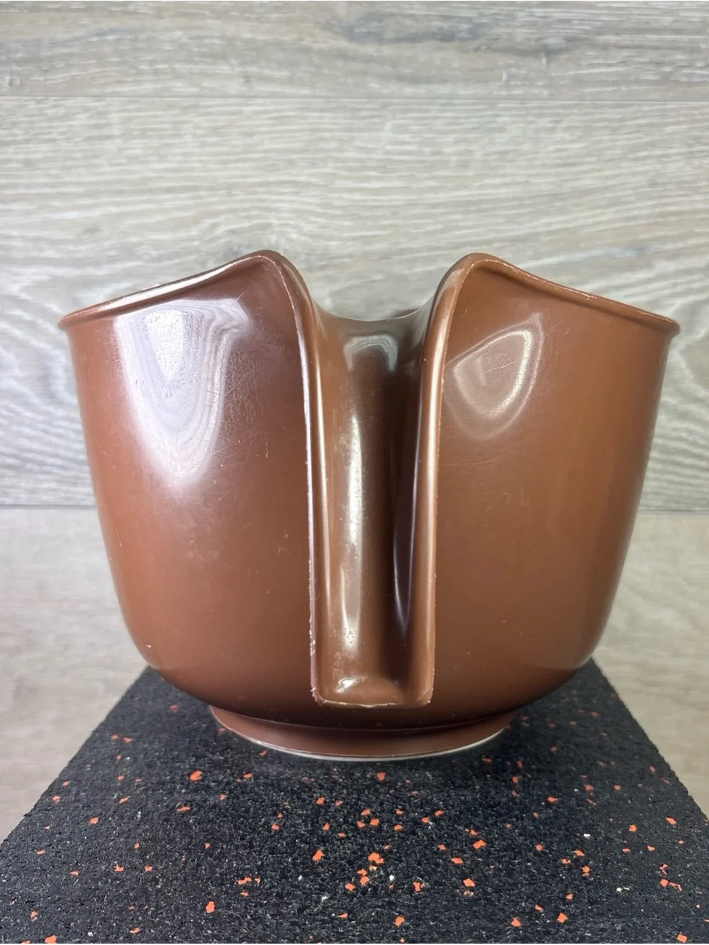 Rubbermaid Brown Mixing Bowl with Handle